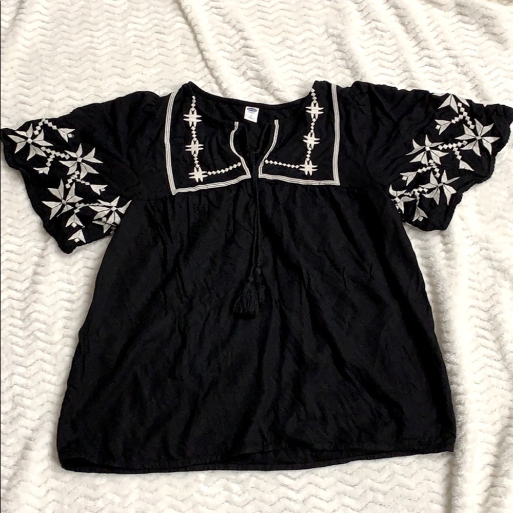 Old navy embroidered top black and white tie front